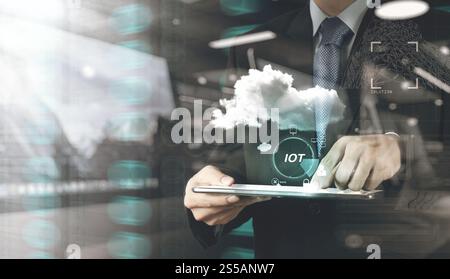 Doppelbelichtung von Hand zeigen, Internet der Dinge (IoT) Wort Diagramm als Konzept Stockfoto