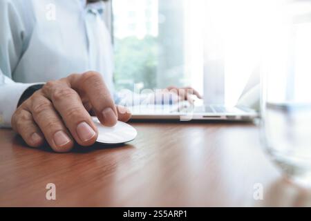 Geschäftsmann Hand arbeiten mit moderner Technik als Business-Strategie-Konzept Stockfoto