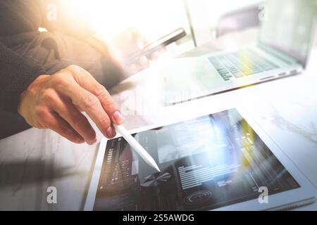 Designer Hand arbeiten mit Laptop-Computer auf Marmor Schreibtisch als ansprechende Web-Design-Konzept Stockfoto