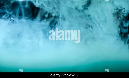 Wolken von blauem Rauch auf schwarzem Hintergrund, Wolken von Farbe im Wasser, Aquarium, abstrakter Hintergrund, Textur Stockfoto
