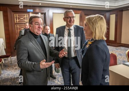 Kiew, Ukraine. Januar 2025. Der Verteidigungsminister Boris Pistorius (l, SPD) spricht mit dem US-Botschafter Bridget Ann Brink neben dem deutschen Botschafter in der Ukraine Martin Jäger vor einem Hintergrundtreffen mit Botschaftern. Pistorius ist wegen politischer Gespräche in der Ukraine. Quelle: Michael Kappeler/dpa-Pool/dpa/Alamy Live News Stockfoto