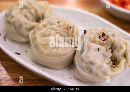 Köstliche gedämpfte runde Teigtaschen in Südkorea, traditionelle koreanische Spezialgerichte. Stockfoto