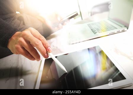 Designer Hand arbeiten mit Laptop-Computer auf Marmor Schreibtisch als ansprechende Web-Design-Konzept Stockfoto