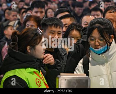 Peking, Chinas Autonome Region Xinjiang Uygur. Januar 2025. Passagiere lassen ihre Tickets am Bahnhof Ürümqi in Ürümqi, nordwestchinesischer Autonomen Region Xinjiang Uygur, 14. Januar 2025, einchecken. Quelle: Chen Shuo/Xinhua/Alamy Live News Stockfoto