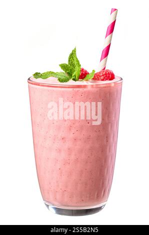 Frischer rosafarbener Erdbeeren-Smoothie mit Beeren und Minze und Strohhalm auf weißem Hintergrund Stockfoto