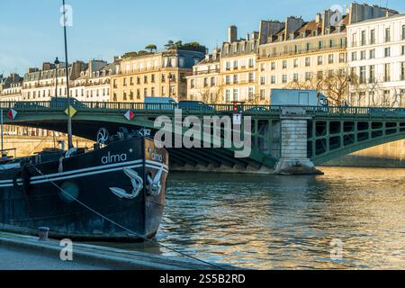 Malerischer Blick auf die Alma-Brücke und das Boot auf der seine in Paris Stockfoto