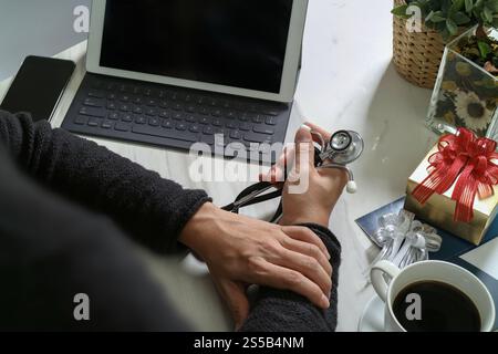 Geschenk geben, medizinischen Doktor Hand mit Kreditkarte und Hand mit Geschenk. Geschenk-Lieferung, Überraschung, Laptop-Computer und Smartphone auf Mable Schreibtisch Stockfoto