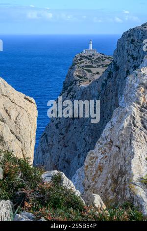 Der Leuchtturm am Kap Formentor auf der Insel Mallorca mit Felsen, Spanien Stockfoto
