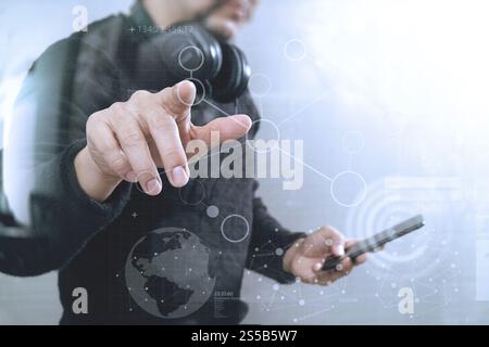 Geschäftsmann Hand einen imaginären Taste halten, Smartphone, digitale Grafik virtuelle Bildschirmsymbole, Diagramm, Diagramm Stockfoto