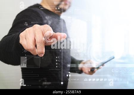 Geschäftsmann Hand einen imaginären Taste halten, Smartphone, digitale Grafik virtuelle Bildschirmsymbole, Diagramm, Diagramm Stockfoto