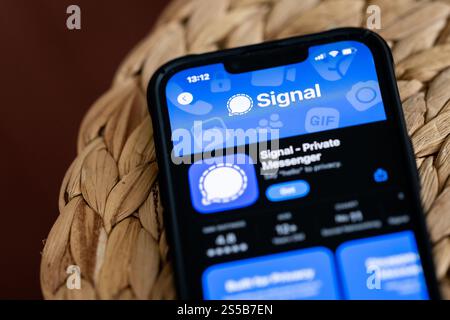Polen. Januar 2025. In dieser Abbildung wird ein Signal-Logo auf einem Smartphone angezeigt. Quelle: SOPA Images Limited/Alamy Live News Stockfoto