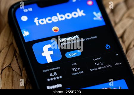 Polen. Januar 2025. In dieser Abbildung wird ein Facebook-Logo auf einem Smartphone angezeigt. Quelle: SOPA Images Limited/Alamy Live News Stockfoto