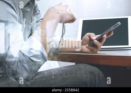 Erfolg Geschäftsmann Hand mit Brillen, Smartphone, Digital tablet Docking-smart-Tastatur auf Holz Schreibtisch Stockfoto