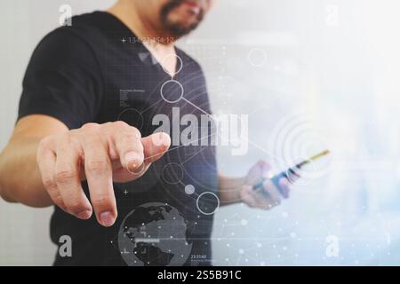 Geschäftsmann Hand einen imaginären Taste halten, Smartphone, digitale Grafik virtuelle Bildschirmsymbole, Diagramm, Diagramm Stockfoto