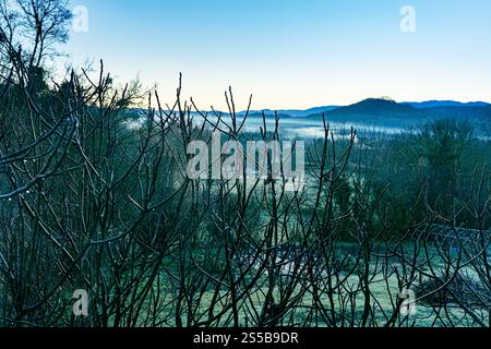 Neblige Wintervormittagslandschaft mit Nebel auf den Hügeln der Region Ariege in Frankreich. Idyllische Landschaft Stockfoto