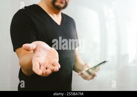 Designer Hand, die eine imaginäre Taste drückt, Hand öffnen, Smartphone halten, Filter Stockfoto