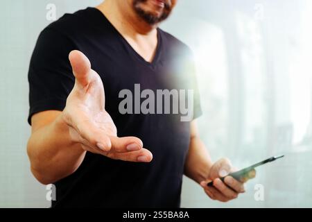 Designer Hand, die eine imaginäre Taste drückt, Hand öffnen, Smartphone halten, Filter Stockfoto