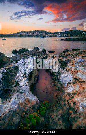 Küstenlandschaft bei Sonnenaufgang, St Pauls Bay, Bugibba, Malta Stockfoto