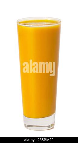 Volles Glas Orangensaft auf weißem Hintergrund Stockfoto
