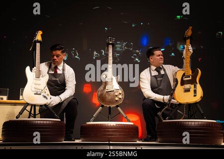 (Links nach rechts) Ein 1960 Fender Stratocaster, bekannt als „Anoushka“, ein 1954 Gibson Les Paul, bekannt als „The Oxblood“ und ein 1956 Fender Telecaster, bekannt als „The Tele-Gib“, während des Fotorufs für die Jeff Beck The Guitar Collection bei Christie's im Zentrum von London, vor dem Verkauf durch das Auktionshaus am 22. Januar. Der Verkauf umfasst mehr als 130 Gitarren, Amps und andere Handwerkswerkzeuge, die Bcek während seiner Karriere gespielt hat, von seiner Teilnahme an den Yardbirds im März 1965 bis zu seiner letzten Tour im Jahr 2022. Bilddatum: Dienstag, 14. Januar 2025. Stockfoto