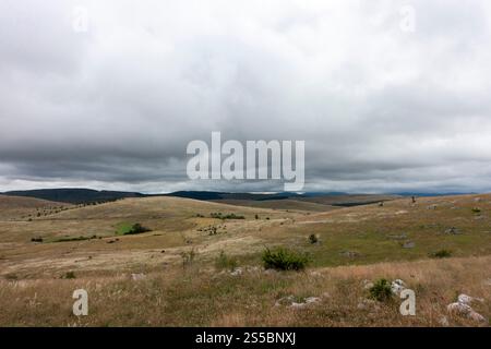 Hures-la-Parade (Südfrankreich): Landschaft des Kalksteinplateaus von Causse Méjean Stockfoto