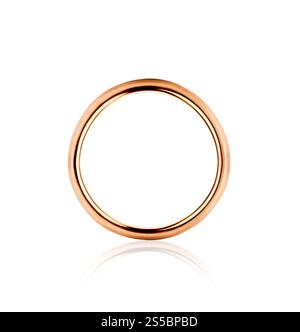 Einsamer goldener Ehering isoliert in der Nahaufnahme. Einsamer goldener Ehering Stockfoto