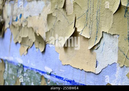 Alte Farbe blättert aus der Nähe von der Wand ab. Alte Farbe blätterte von der Wand ab Stockfoto