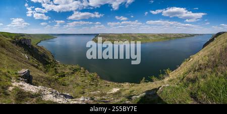 Herrlicher Blick auf den Frühling auf den Dnister River Canyon, Czernowitz Region, Ukraine. Stockfoto