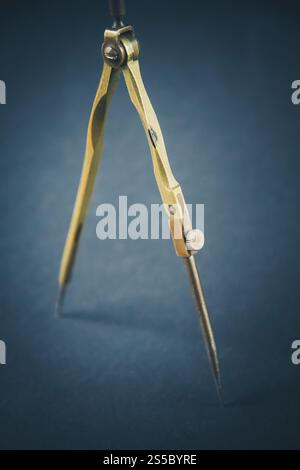 Alte alte Kompasse auf dunklem Hintergrund. Alte alte Kompasse auf dunklem Hintergrund Stockfoto