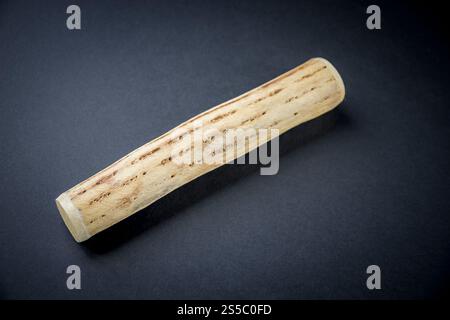 Traditioneller Regenstab aus Kaktusholz, isoliert auf Wei Stockfotografie  - Alamy