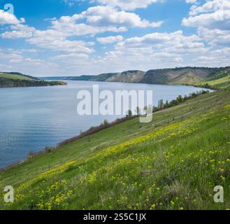 Herrlicher Blick auf den Frühling auf den Dnister River Canyon, Czernowitz Region, Ukraine. Stockfoto