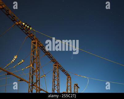 Der Komet Neowise C2020 F3 fliegt über dem Sommerhimmel über elektrischen Leitungen in Lviv City, Ukraine. Stockfoto