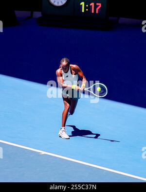 Melbourne, Australien. Januar 2025. Coco Gauff spielt gegen Sofia Kenin (nicht in Sicht) während des Spiels der Australian Open Round 1. GAUFF war siegreich 6-3 6-3 Credit: SOPA Images Limited/Alamy Live News Stockfoto