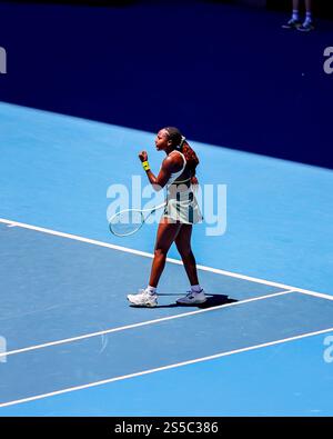 Melbourne, Australien. Januar 2025. Coco Gauff spielt gegen Sofia Kenin (nicht in Sicht) während des Spiels der Australian Open Round 1. GAUFF war siegreich 6-3 6-3 Credit: SOPA Images Limited/Alamy Live News Stockfoto