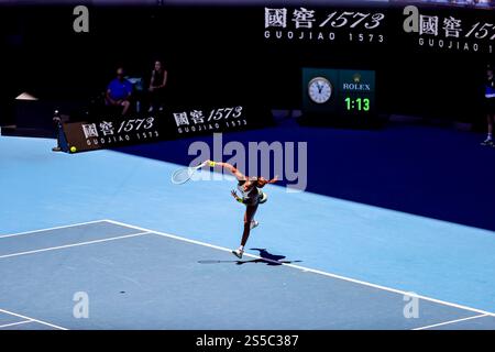 Melbourne, Australien. Januar 2025. Coco Gauff spielt gegen Sofia Kenin (nicht in Sicht) während des Spiels der Australian Open Round 1. GAUFF war siegreich 6-3 6-3 Credit: SOPA Images Limited/Alamy Live News Stockfoto