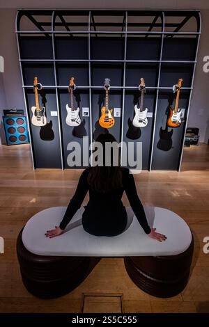 London, Großbritannien. Januar 2025. Jeff Beck: The Guitar Collection in Christies in London. Er war ein wegweisender Gitarrist und mehrfach mit Grammy ausgezeichneter Künstler. Der Verkauf am 22. Januar 2025 umfasst über 130 Gitarren, Amps und „Tools-of-the-Trade“, die er während seiner Karriere spielte, von seinem Eintritt in die Yardbirds im Jahr 1965 – Schätzungen reichen von 100 bis 500 000 £. Die gesamte Sammlung ist vom 15. Bis 22. Januar 2025 im Christie's frei zugänglich. Guy Bell/Alamy Live News Stockfoto