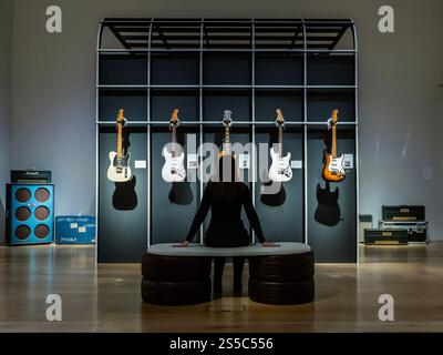 London, Großbritannien. Januar 2025. Jeff Beck: The Guitar Collection in Christies in London. Er war ein wegweisender Gitarrist und mehrfach mit Grammy ausgezeichneter Künstler. Der Verkauf am 22. Januar 2025 umfasst über 130 Gitarren, Amps und „Tools-of-the-Trade“, die er während seiner Karriere spielte, von seinem Eintritt in die Yardbirds im Jahr 1965 – Schätzungen reichen von 100 bis 500 000 £. Die gesamte Sammlung ist vom 15. Bis 22. Januar 2025 im Christie's frei zugänglich. Guy Bell/Alamy Live News Stockfoto