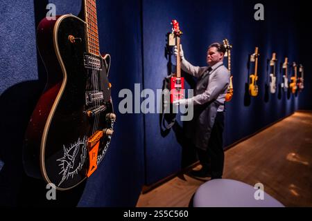 London, Großbritannien. Januar 2025. Gretsch Guitars, 2006, Electromatic, Schätzung GBP 3.000 - GBP 5.000 mit anderen - Jeff Beck: The Guitar Collection, bei Christies in London. Er war ein wegweisender Gitarrist und mehrfach mit Grammy ausgezeichneter Künstler. Der Verkauf am 22. Januar 2025 umfasst über 130 Gitarren, Amps und „Tools-of-the-Trade“, die er während seiner Karriere spielte, von seinem Eintritt in die Yardbirds im Jahr 1965 – Schätzungen reichen von 100 bis 500 000 £. Die gesamte Sammlung ist vom 15. Bis 22. Januar 2025 im Christie's frei zugänglich. Guy Bell/Alamy Live News Stockfoto