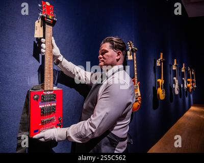 London, Großbritannien. Januar 2025. Bohemian Guitars, 2015, Schätzung GBP 1.000 - GBP 1.500 und andere - Jeff Beck: The Guitar Collection, bei Christies in London. Er war ein wegweisender Gitarrist und mehrfach mit Grammy ausgezeichneter Künstler. Der Verkauf am 22. Januar 2025 umfasst über 130 Gitarren, Amps und „Tools-of-the-Trade“, die er während seiner Karriere spielte, von seinem Eintritt in die Yardbirds im Jahr 1965 – Schätzungen reichen von 100 bis 500 000 £. Die gesamte Sammlung ist vom 15. Bis 22. Januar 2025 im Christie's frei zugänglich. Guy Bell/Alamy Live News Stockfoto