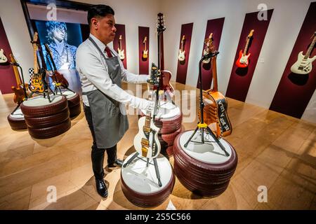 London, Großbritannien. Januar 2025. Jeff Beck: The Guitar Collection in Christies in London. Er war ein wegweisender Gitarrist und mehrfach mit Grammy ausgezeichneter Künstler. Der Verkauf am 22. Januar 2025 umfasst über 130 Gitarren, Amps und „Tools-of-the-Trade“, die er während seiner Karriere spielte, von seinem Eintritt in die Yardbirds im Jahr 1965 – Schätzungen reichen von 100 bis 500 000 £. Die gesamte Sammlung ist vom 15. Bis 22. Januar 2025 im Christie's frei zugänglich. Guy Bell/Alamy Live News Stockfoto