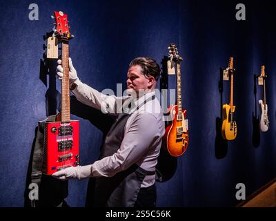 London, Großbritannien. Januar 2025. Bohemian Guitars, 2015, Schätzung GBP 1.000 - GBP 1.500 und andere - Jeff Beck: The Guitar Collection, bei Christies in London. Er war ein wegweisender Gitarrist und mehrfach mit Grammy ausgezeichneter Künstler. Der Verkauf am 22. Januar 2025 umfasst über 130 Gitarren, Amps und „Tools-of-the-Trade“, die er während seiner Karriere spielte, von seinem Eintritt in die Yardbirds im Jahr 1965 – Schätzungen reichen von 100 bis 500 000 £. Die gesamte Sammlung ist vom 15. Bis 22. Januar 2025 im Christie's frei zugänglich. Guy Bell/Alamy Live News Stockfoto
