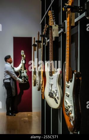 London, Großbritannien. Januar 2025. Fender, 2017 UND 2019, stratocaster von Todd Krause, Schätzung GBP 15.000 - GBP 25.000 mit anderen - Jeff Beck: The Guitar Collection, bei Christies in London. Er war ein wegweisender Gitarrist und mehrfach mit Grammy ausgezeichneter Künstler. Der Verkauf am 22. Januar 2025 umfasst über 130 Gitarren, Amps und „Tools-of-the-Trade“, die er während seiner Karriere spielte, von seinem Eintritt in die Yardbirds im Jahr 1965 – Schätzungen reichen von 100 bis 500 000 £. Die gesamte Sammlung ist vom 15. Bis 22. Januar 2025 im Christie's frei zugänglich. Guy Bell/Alamy Live News Stockfoto
