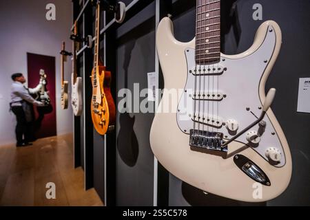 London, Großbritannien. Januar 2025. Fender, 2017 UND 2019, stratocaster von Todd Krause, Schätzung GBP 15.000 - GBP 25.000 mit anderen - Jeff Beck: The Guitar Collection, bei Christies in London. Er war ein wegweisender Gitarrist und mehrfach mit Grammy ausgezeichneter Künstler. Der Verkauf am 22. Januar 2025 umfasst über 130 Gitarren, Amps und „Tools-of-the-Trade“, die er während seiner Karriere spielte, von seinem Eintritt in die Yardbirds im Jahr 1965 – Schätzungen reichen von 100 bis 500 000 £. Die gesamte Sammlung ist vom 15. Bis 22. Januar 2025 im Christie's frei zugänglich. Guy Bell/Alamy Live News Stockfoto