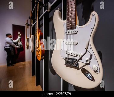 London, Großbritannien. Januar 2025. Fender, 2017 UND 2019, stratocaster von Todd Krause, Schätzung GBP 15.000 - GBP 25.000 mit anderen - Jeff Beck: The Guitar Collection, bei Christies in London. Er war ein wegweisender Gitarrist und mehrfach mit Grammy ausgezeichneter Künstler. Der Verkauf am 22. Januar 2025 umfasst über 130 Gitarren, Amps und „Tools-of-the-Trade“, die er während seiner Karriere spielte, von seinem Eintritt in die Yardbirds im Jahr 1965 – Schätzungen reichen von 100 bis 500 000 £. Die gesamte Sammlung ist vom 15. Bis 22. Januar 2025 im Christie's frei zugänglich. Guy Bell/Alamy Live News Stockfoto