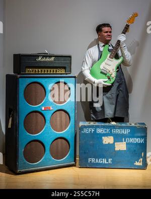 London, Großbritannien. Januar 2025. Fender Stratocaster 1990 von JW Black, Schätzung GBP 15.000 - GBP 25.000 und AMP - Jeff Beck: The Guitar Collection, in Christies in London. Er war ein wegweisender Gitarrist und mehrfach mit Grammy ausgezeichneter Künstler. Der Verkauf am 22. Januar 2025 umfasst über 130 Gitarren, Amps und „Tools-of-the-Trade“, die er während seiner Karriere spielte, von seinem Eintritt in die Yardbirds im Jahr 1965 – Schätzungen reichen von 100 bis 500 000 £. Die gesamte Sammlung ist vom 15. Bis 22. Januar 2025 im Christie's frei zugänglich. Guy Bell/Alamy Live News Stockfoto