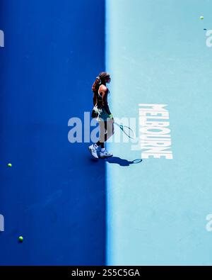 Melbourne, Australien. Januar 2025. Coco Gauff spielt gegen Sofia Kenin (nicht in Sicht) während des Spiels der Australian Open Round 1. GAUFF war siegreich 6-3 6-3 (Foto: Richard Haines/SOPA Images/SIPA USA) Credit: SIPA USA/Alamy Live News Stockfoto