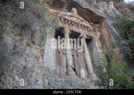 Altes lykisches Grab, das direkt in die Felswände von Fethiye gehauen wurde. Stockfoto