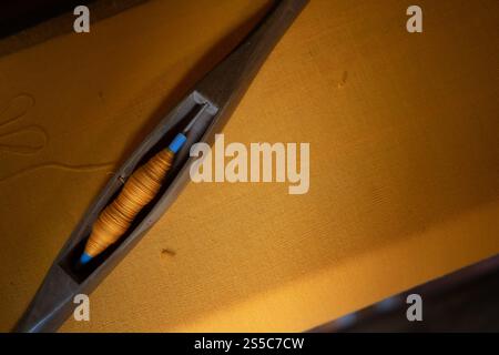 Webmaschine traditioneller Handwebstuhl. Traditionelles Kunsthandwerk weben. Stockfoto