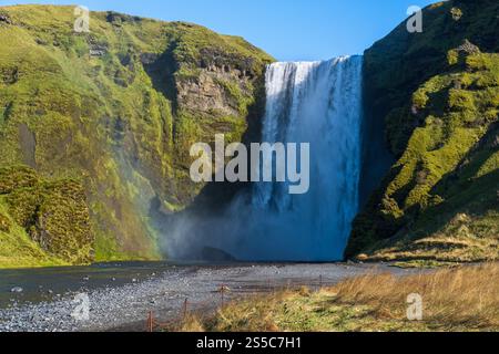 Malerisch voller Wasser großer Wasserfall Skogafoss Herbstansicht, Südwesten Islands. Stockfoto