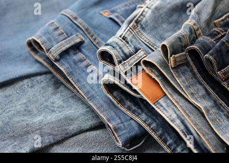 2 US-Dollar-Scheine liegen isoliert auf weißem Hintergrund mit Kopierraum gestapelt in Fächernähe. Zahlungszeitkonzept oder Finanzoperationen. 2 USA Stockfoto